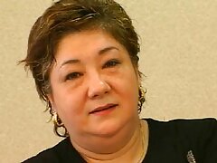 ພະຍາບານ MILF Busty ຮູ້ວິທີປິ່ນປົວຄົນເຈັບຂອງນາງ